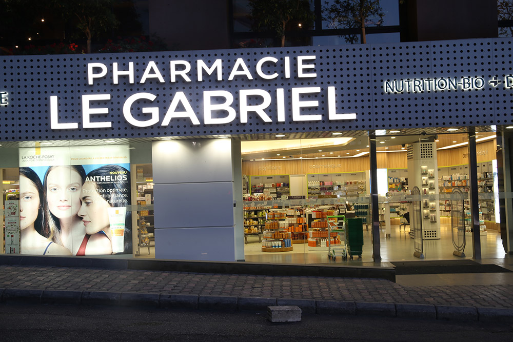 pharmacie-le-gabriel-ashrafieh-beirut-night-vitrine